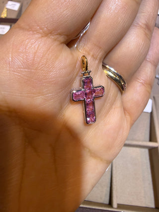 DIJE CRUZ ZAFIROS ROSAS ORO DE 18K