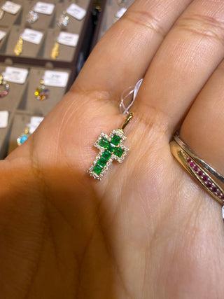 DIJE MINI CRUZ ESMERALDA Y DIAMANTES ORO DE 18K