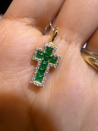 DIJE MINI CRUZ ESMERALDA Y DIAMANTES ORO DE 18K